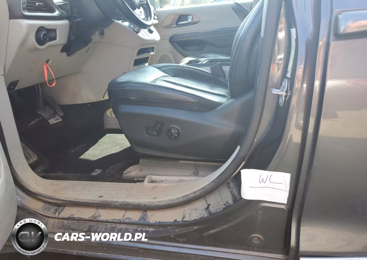 2018 Chrysler Pacifica Touring L VIN:2C4RC1BG5JR317889 - 13