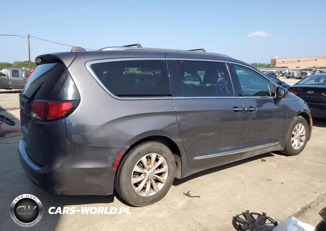 2018 Chrysler Pacifica Touring L VIN:2C4RC1BG5JR317889 - 3