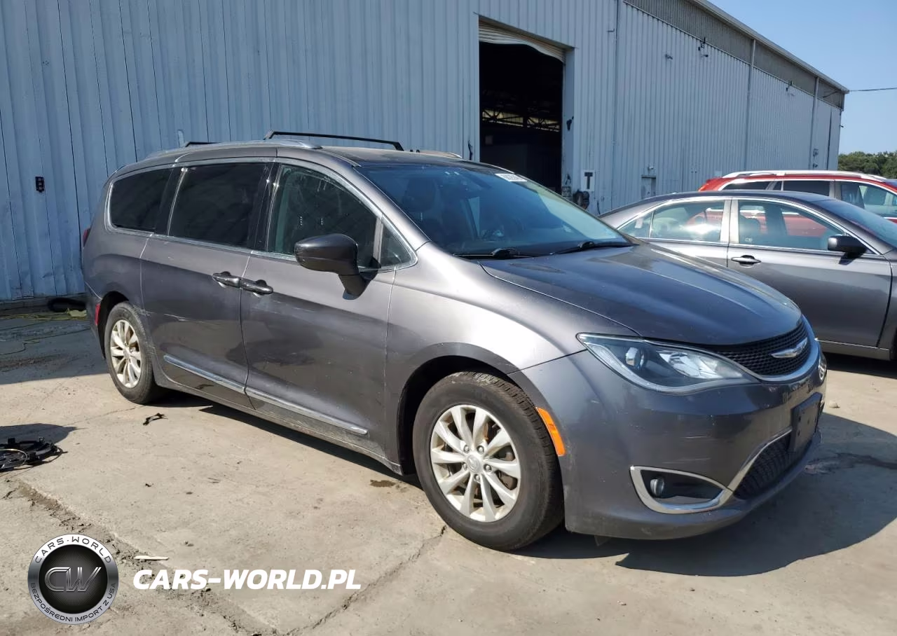 2018 Chrysler Pacifica Touring L VIN:2C4RC1BG5JR317889 - 4