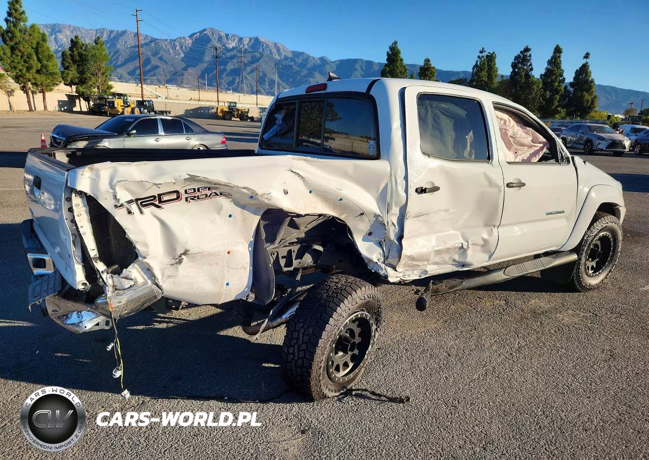 2015 Toyota Tacoma V6 VIN:3TMLU4EN2FM169603 - 3