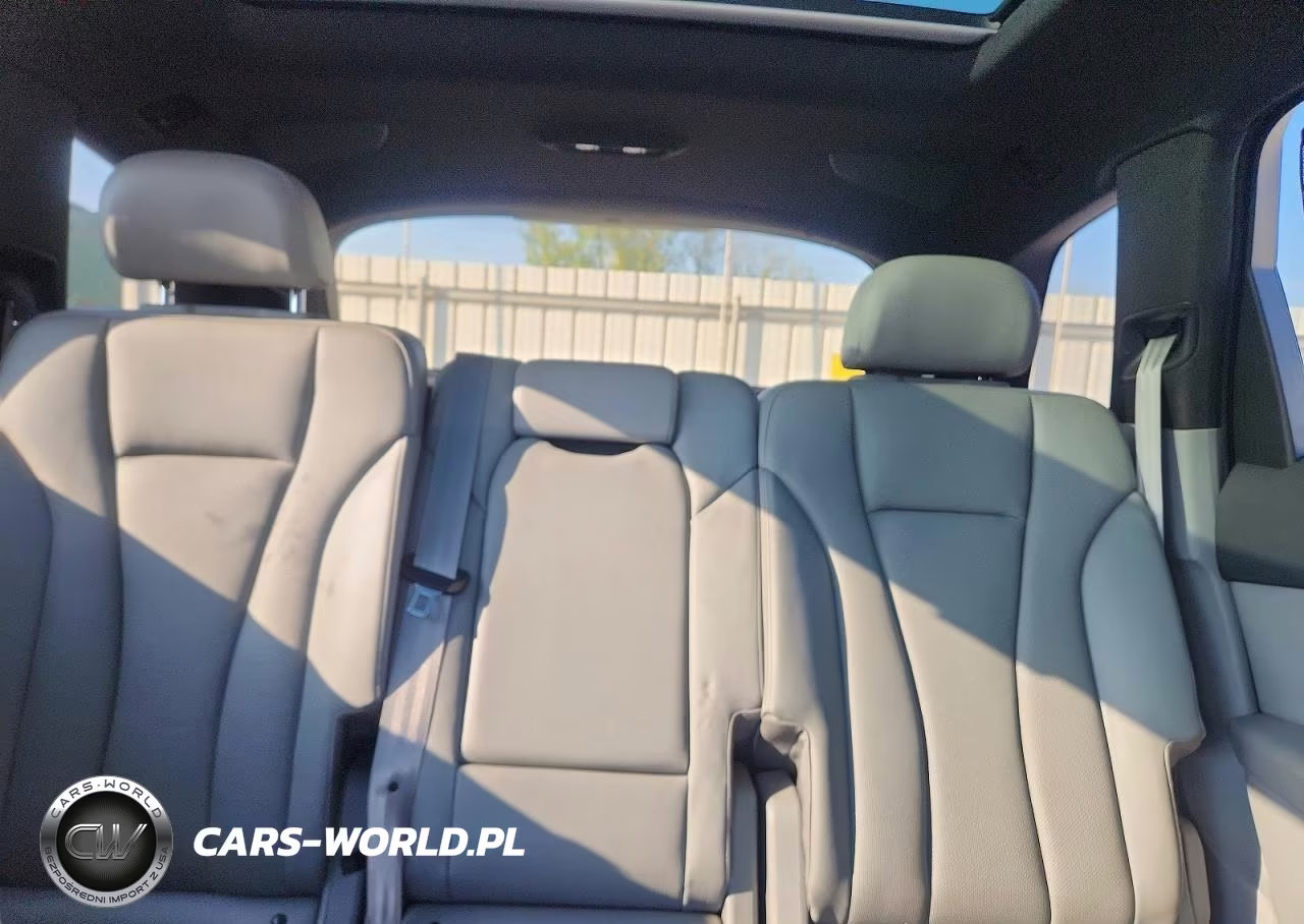 2017 Audi Q7 Premium Plus VIN:WA1LAAF70HD036239 - 10
