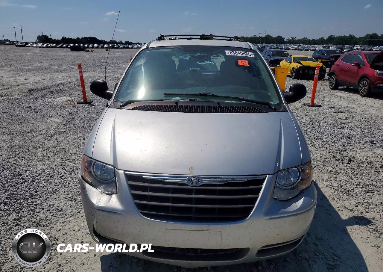 2005 Chrysler Town And Country Touring VIN:2C4GP54L25R571921 - 5