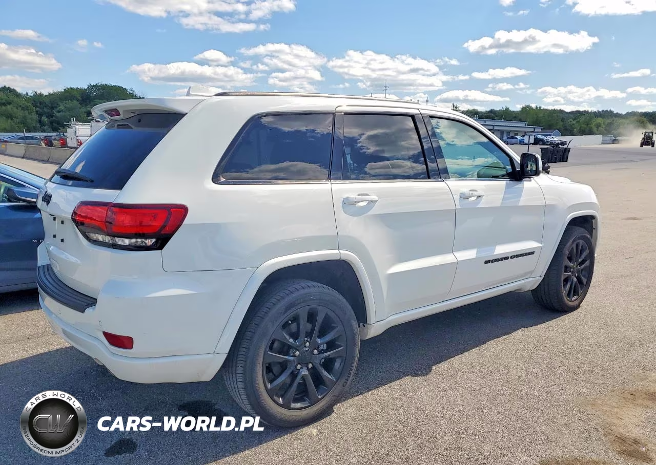 2022 Jeep Grand Cherokee Laredo E VIN:1C4RJFAG1NC112413 - 3