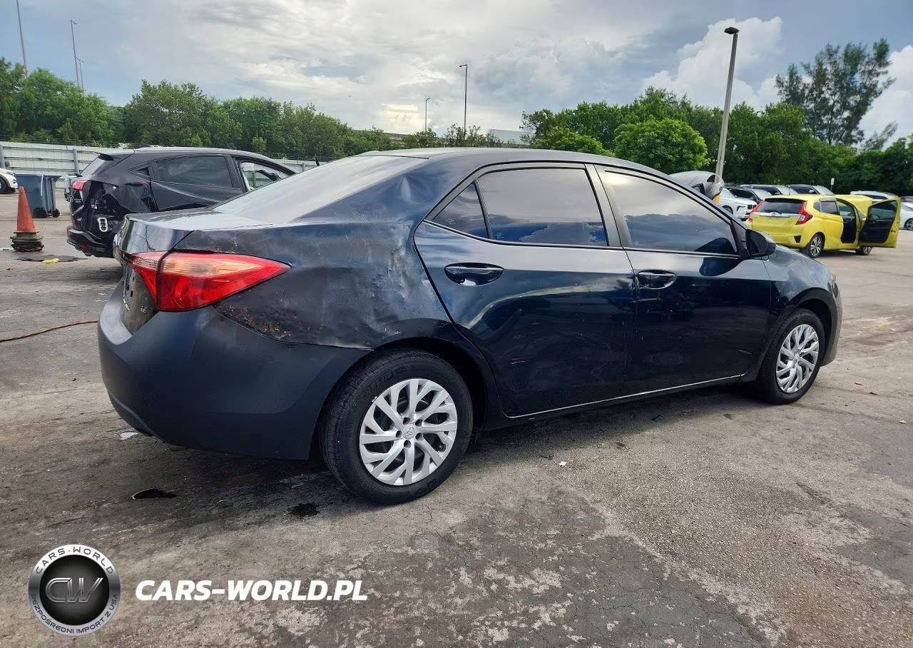2018 Toyota Corolla Le VIN:5YFBURHE5JP842972 - 3