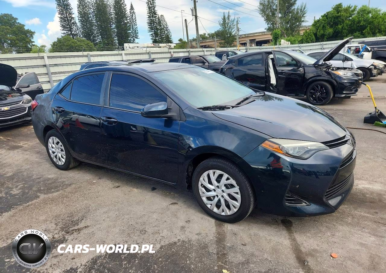 2018 Toyota Corolla Le VIN:5YFBURHE5JP842972 - 4