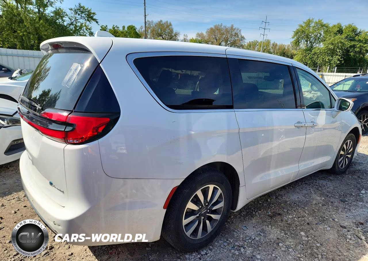 2022 Chrysler Pacifica Hybrid Touring L VIN:2C4RC1L72NR139525 - 3