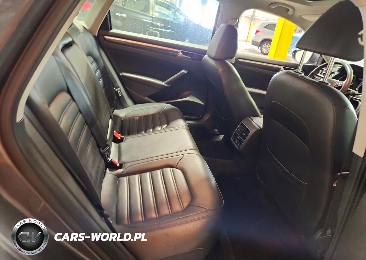 2016 Volkswagen Passat Sel Premium VIN:1VWCM7A37GC016673 - 10