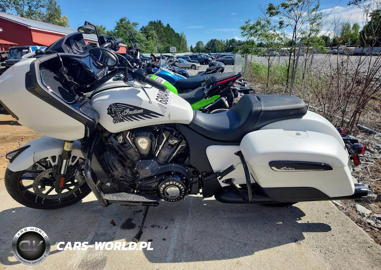 2021 Indian Motorcycle Co. Challenger Dark Horse VIN:56KLCDRR1M3400337 - 3