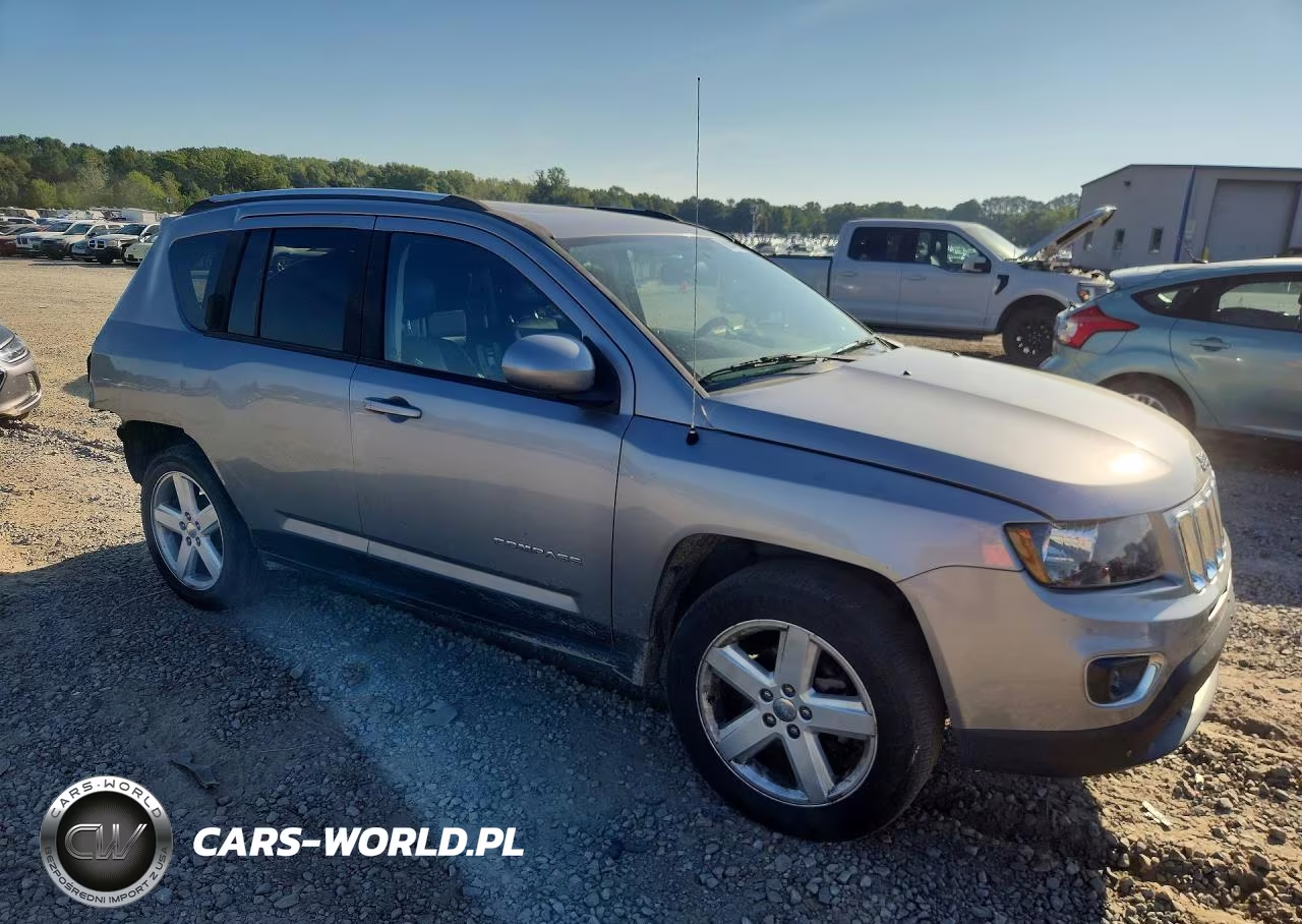 2014 Jeep Compass Latitude VIN:1C4NJCEA5ED790451 - 4