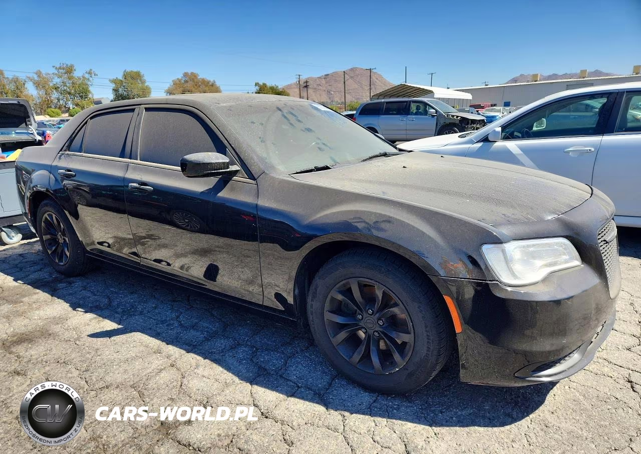 2015 Chrysler 300 Limited VIN:2C3CCAAG0FH813885 - 4