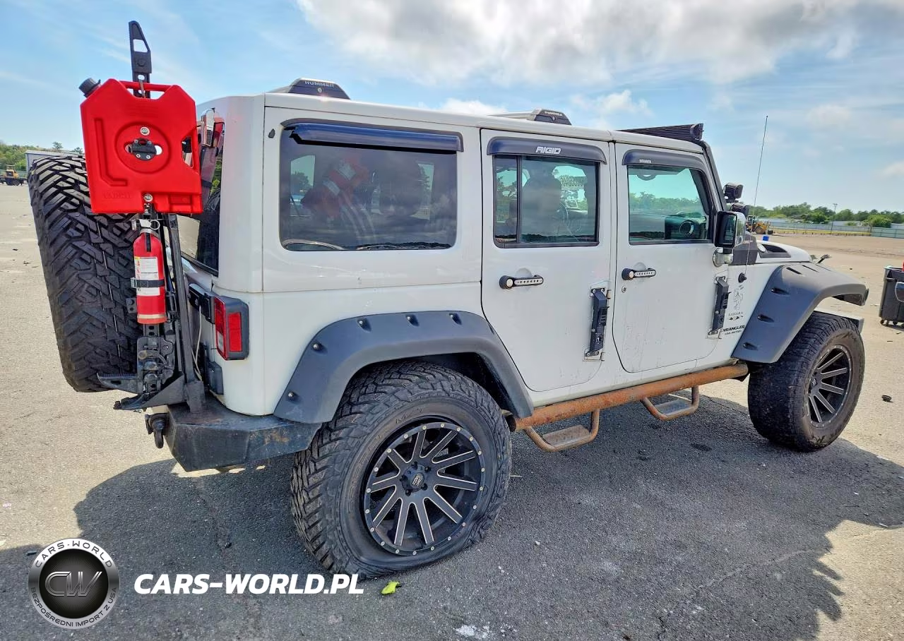 2016 Jeep Wrangler Unlimited Sahara VIN:1C4BJWEG3GL206033 - 3