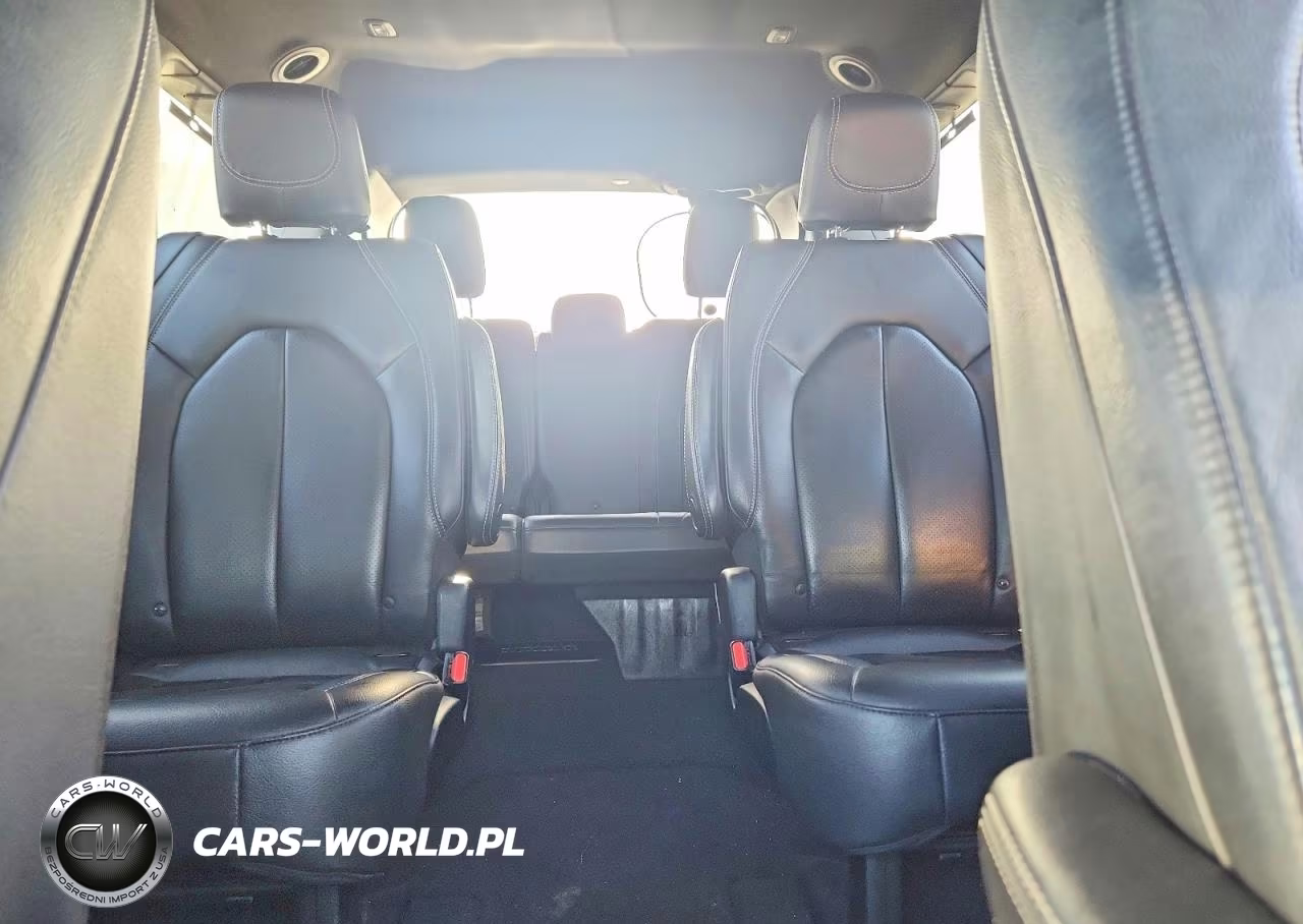 2018 Chrysler Pacifica Touring L Plus VIN:2C4RC1EG0JR237315 - 10