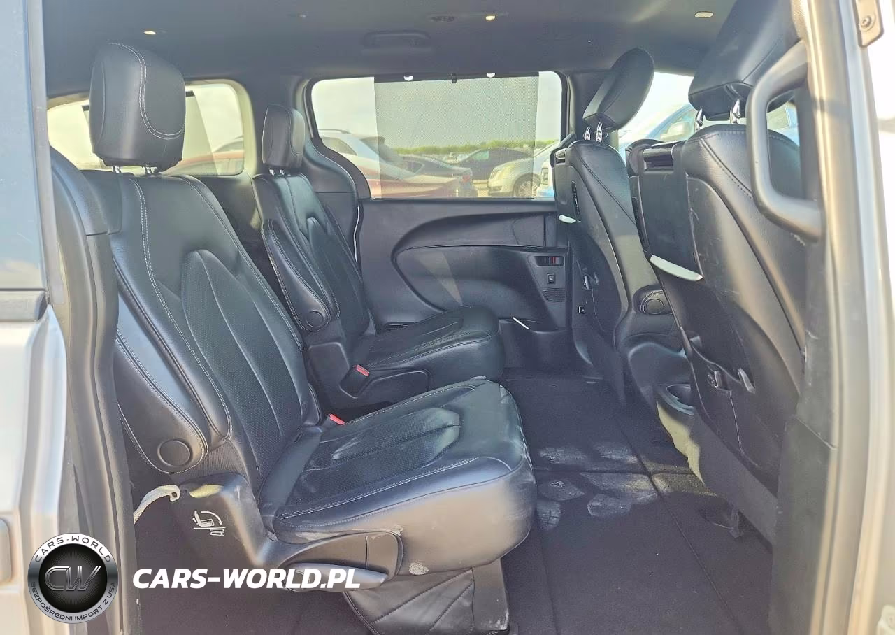 2018 Chrysler Pacifica Touring L Plus VIN:2C4RC1EG0JR237315 - 11