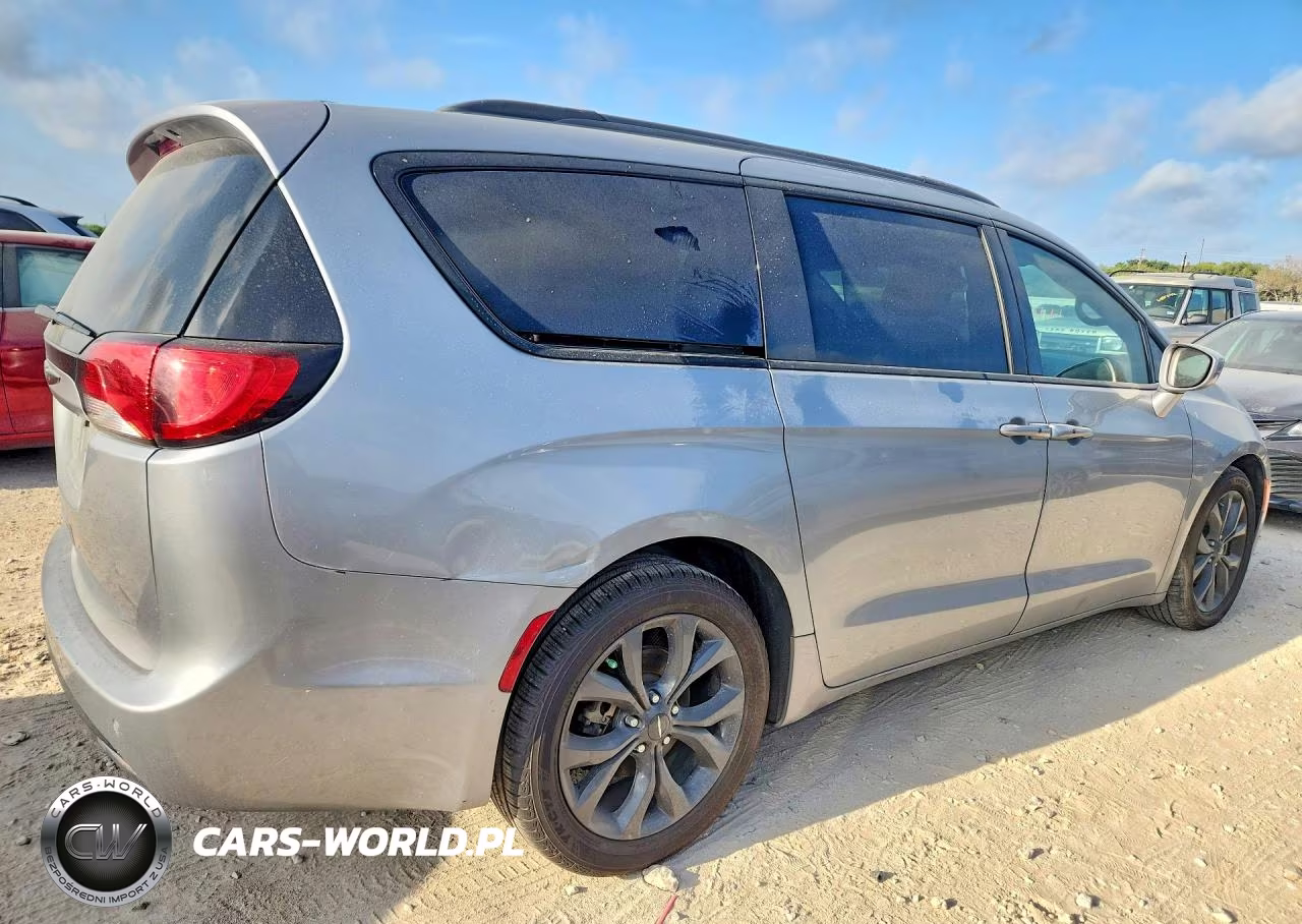 2018 Chrysler Pacifica Touring L Plus VIN:2C4RC1EG0JR237315 - 3