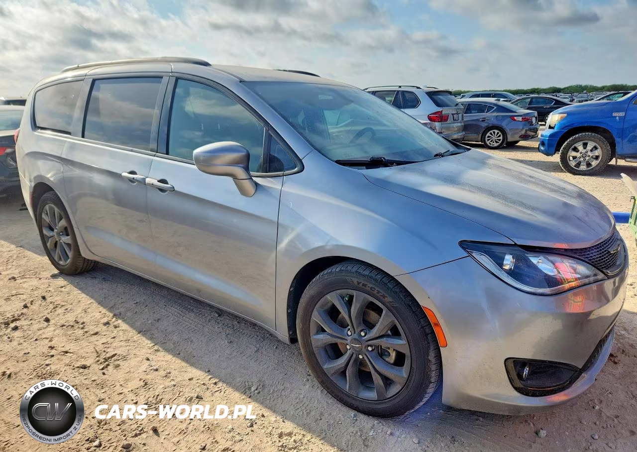 2018 Chrysler Pacifica Touring L Plus VIN:2C4RC1EG0JR237315 - 4