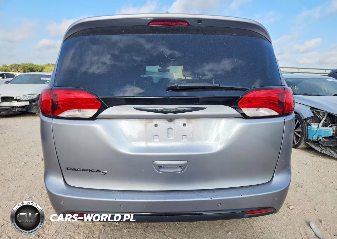 2018 Chrysler Pacifica Touring L Plus VIN:2C4RC1EG0JR237315 - 6