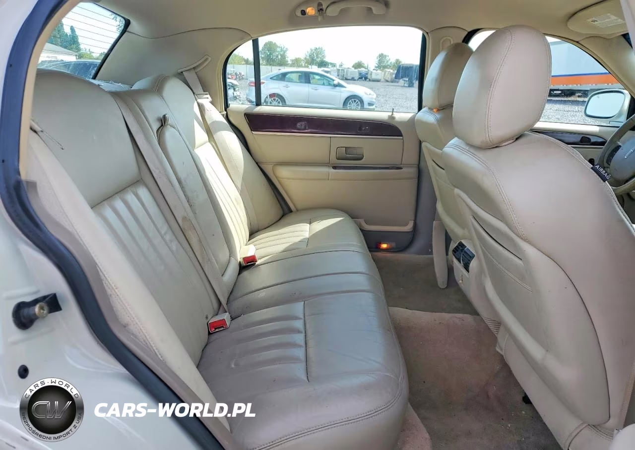 2005 Lincoln Town Car Signature VIN:1LNHM81W55Y660144 - 10