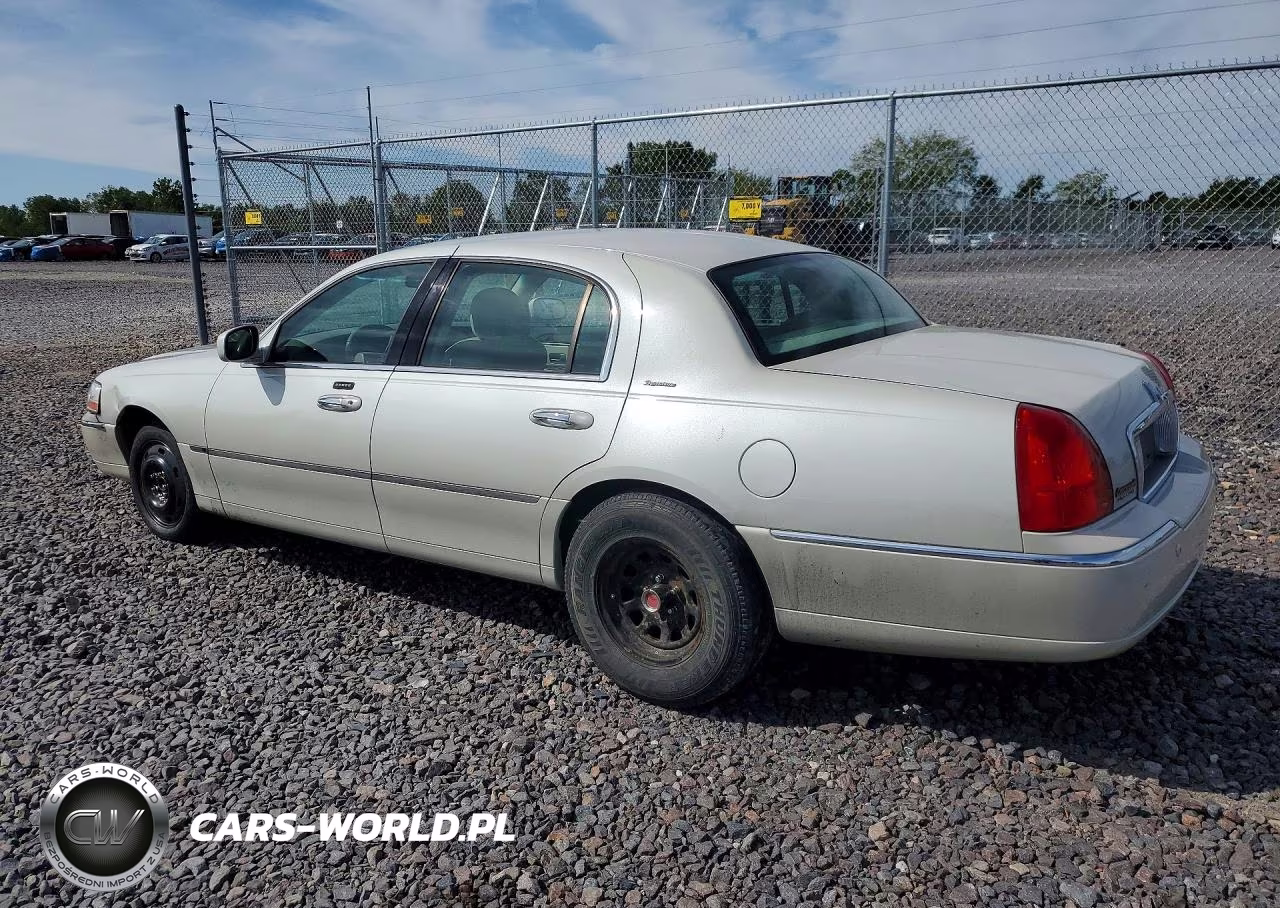 2005 Lincoln Town Car Signature VIN:1LNHM81W55Y660144 - 2