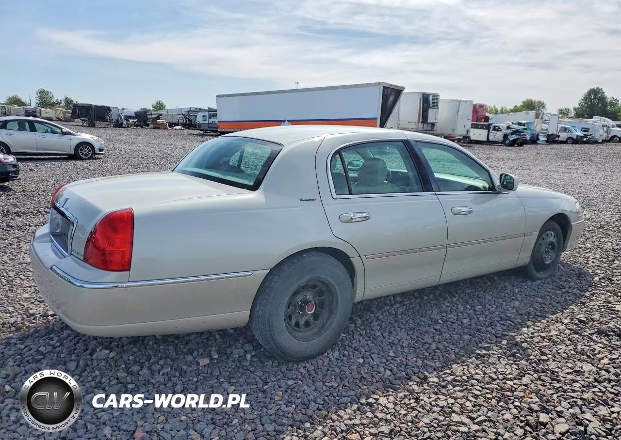 2005 Lincoln Town Car Signature VIN:1LNHM81W55Y660144 - 3