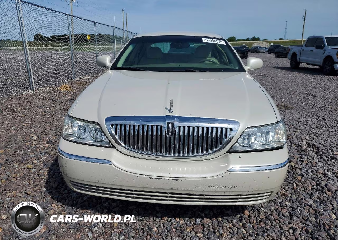 2005 Lincoln Town Car Signature VIN:1LNHM81W55Y660144 - 5