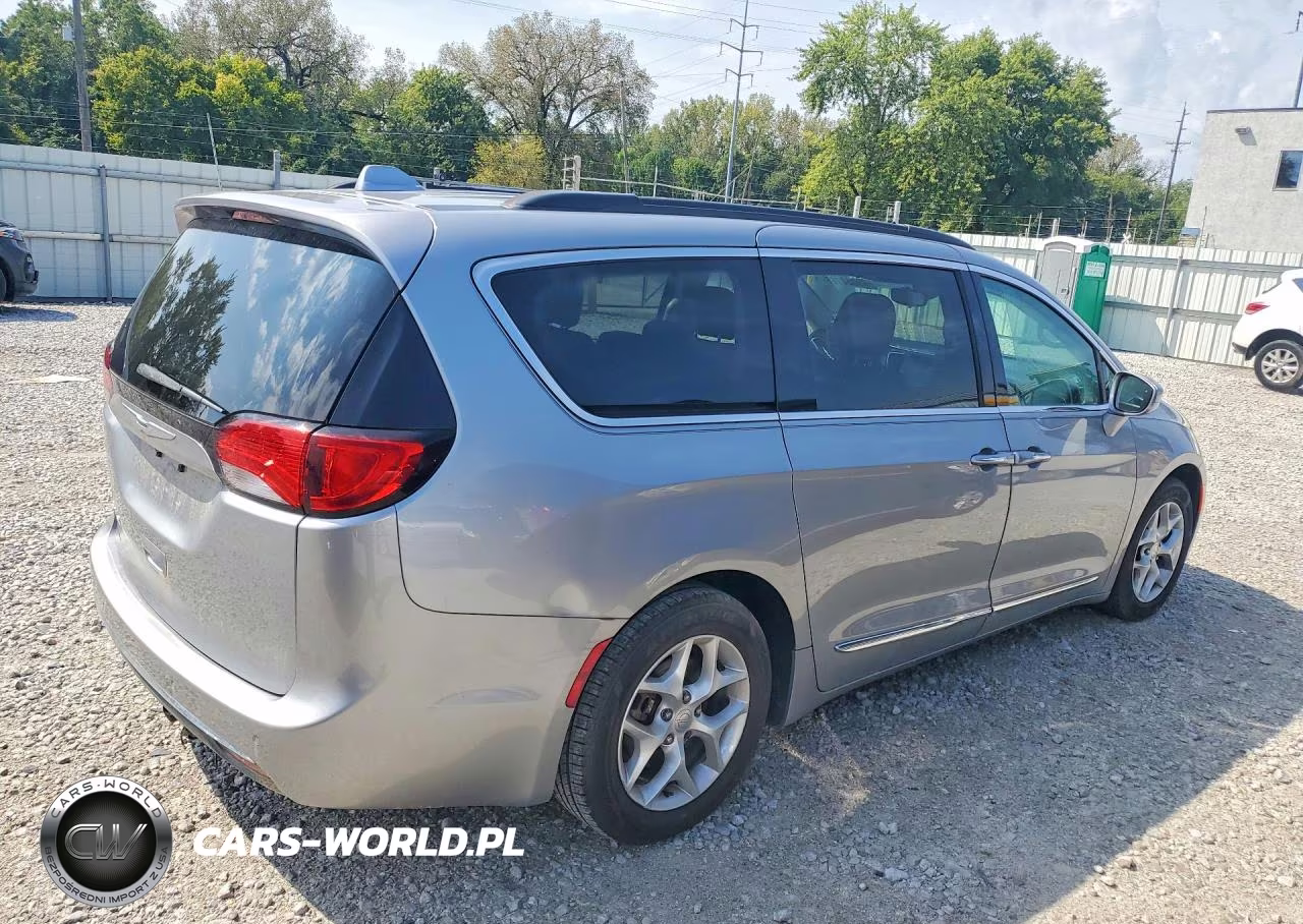 2017 Chrysler Pacifica Touring L VIN:2C4RC1BG2HR816479 - 3