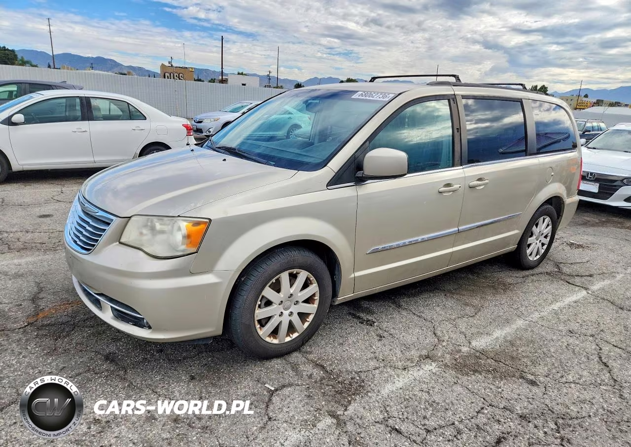 2013 Chrysler Town & Country Touring – zdjęcie 1 z 13