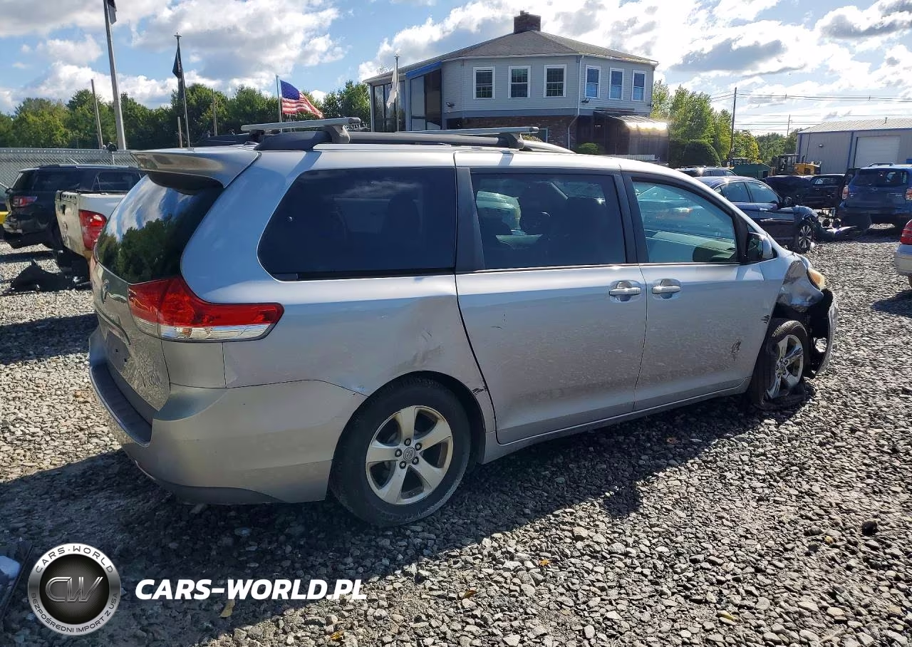 2012 Toyota Sienna Le VIN:5TDKK3DC3CS233722 - 3