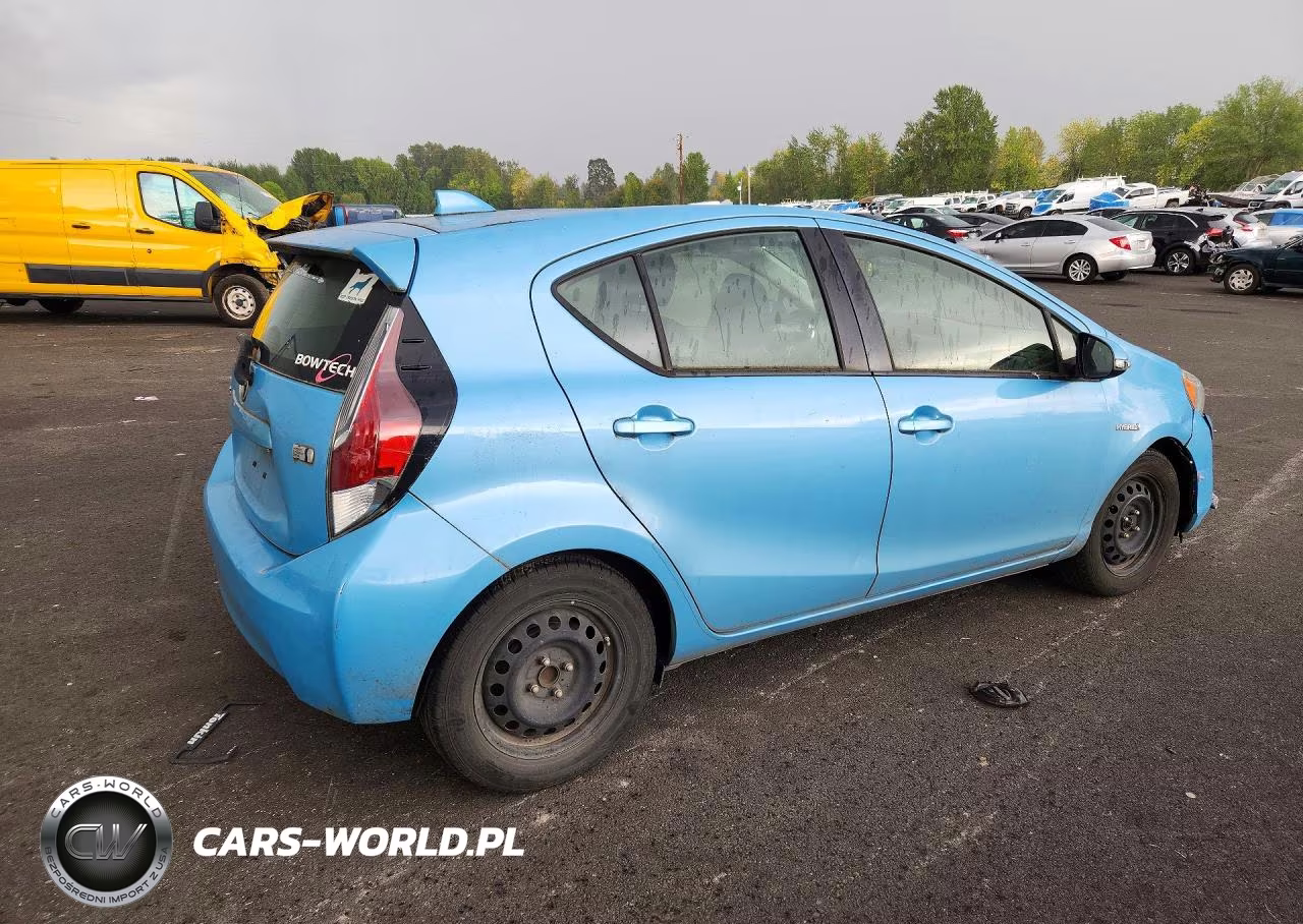 2015 Toyota Prius C Two VIN:JTDKDTB37F1089722 - 3