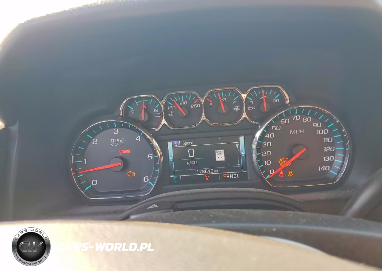 2018 Chevrolet Suburban K1500 Lt VIN:1GNSKHKC5JR111169 - 9