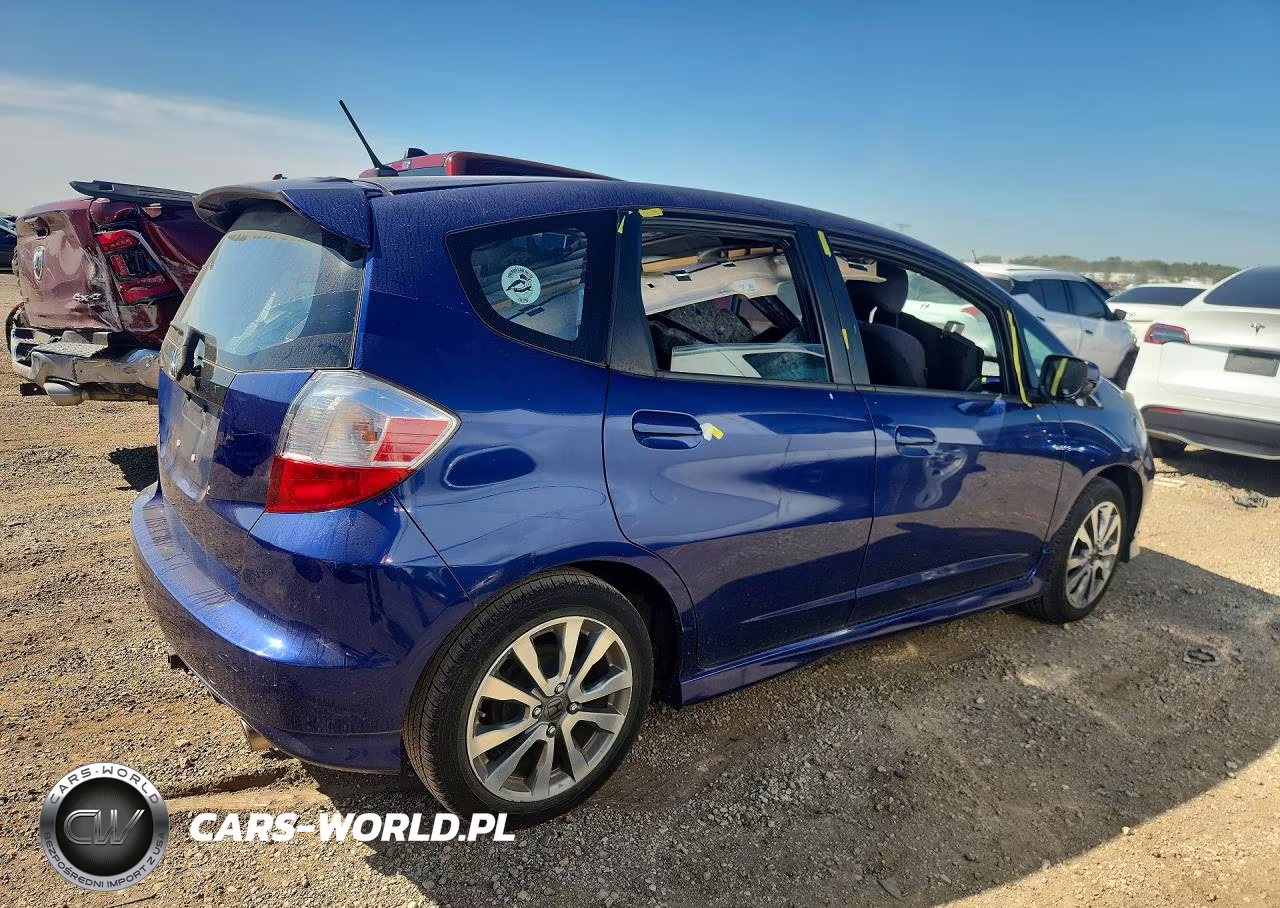 2013 Honda Fit Sport VIN:JHMGE8H50DC039074 - 3