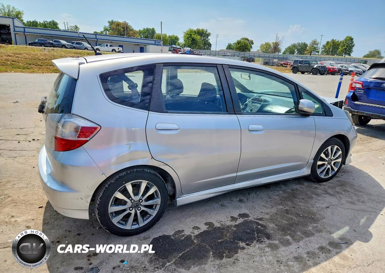2013 Honda Fit Sport VIN:JHMGE8H50DC045960 - 3