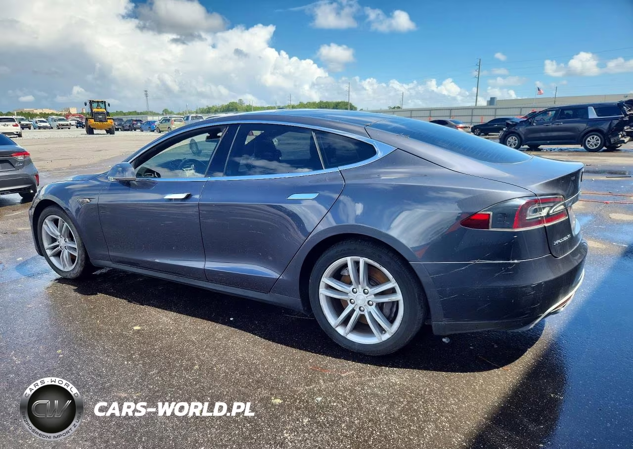 2015 Tesla Model S 85 VIN:5YJSA1H19FF082832 - 2