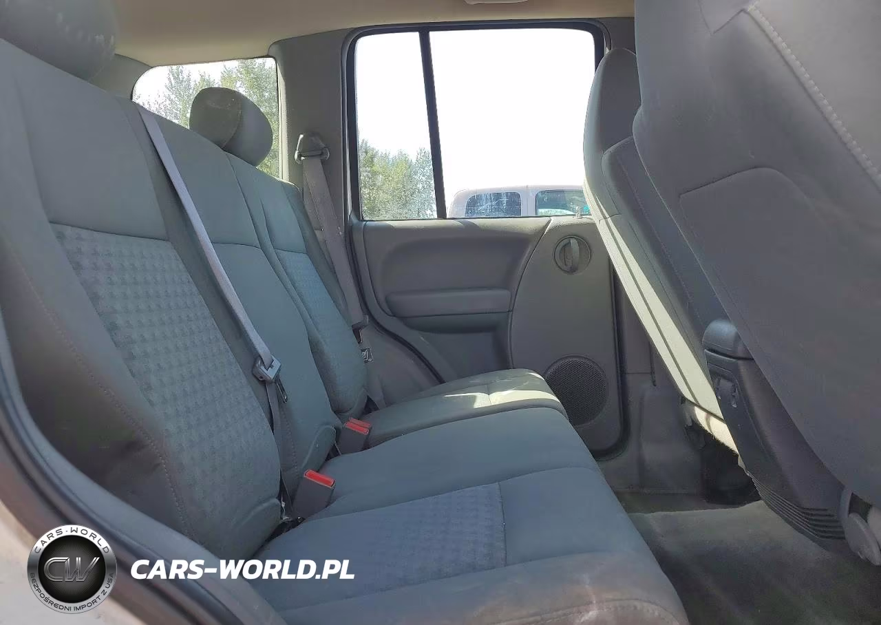 2005 Jeep Liberty Sport VIN:1J4GL48K05W634989 - 11