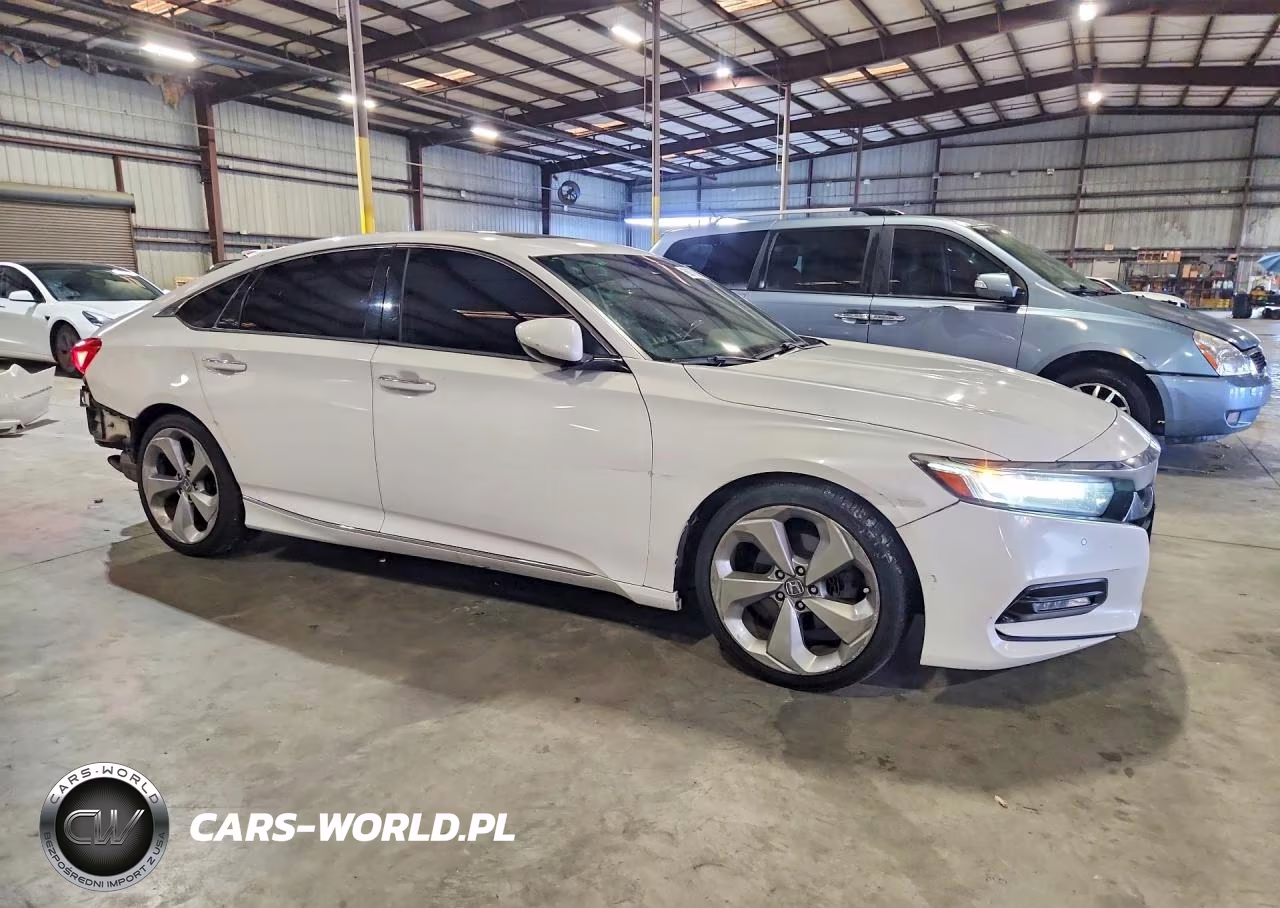 2018 Honda Accord Touring VIN:1HGCV1F93JA009086 - 4