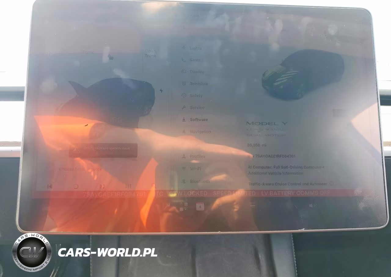 2024 Tesla Model Y VIN:7SAYGAEE1RF084761 - 9