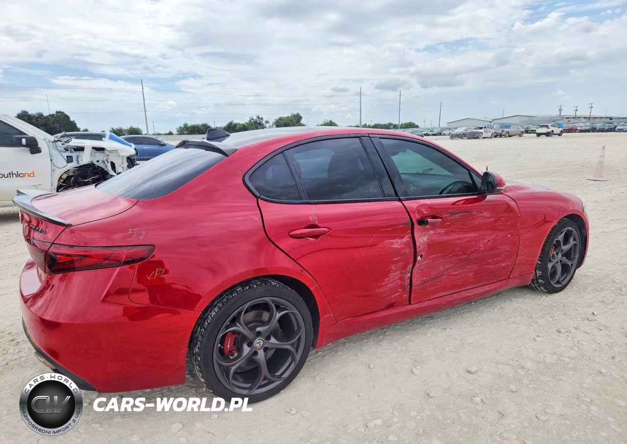 2018 Alfa Romeo Giulia Ti Q4 VIN:ZARFAEEN1J7570287 - 3