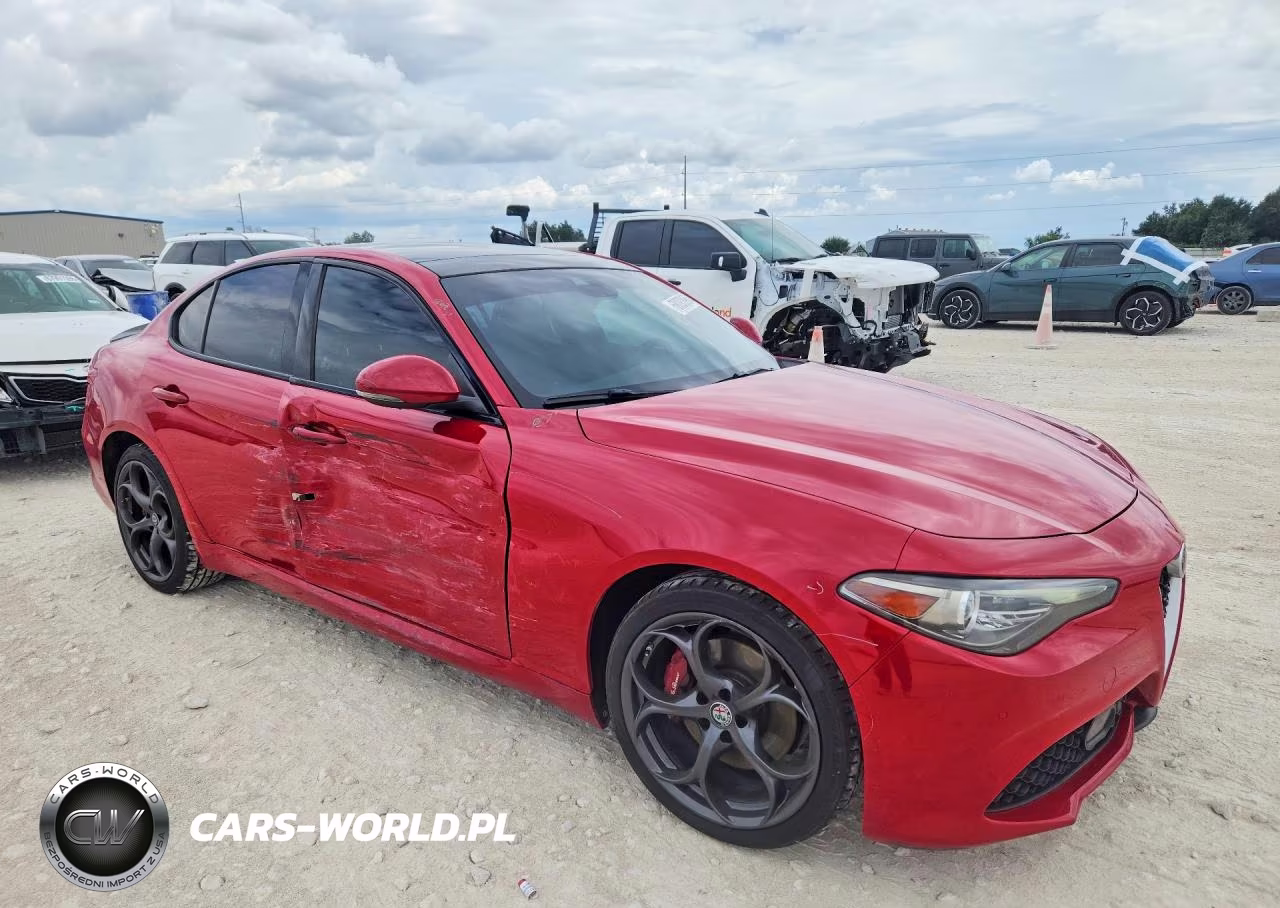 2018 Alfa Romeo Giulia Ti Q4 VIN:ZARFAEEN1J7570287 - 4