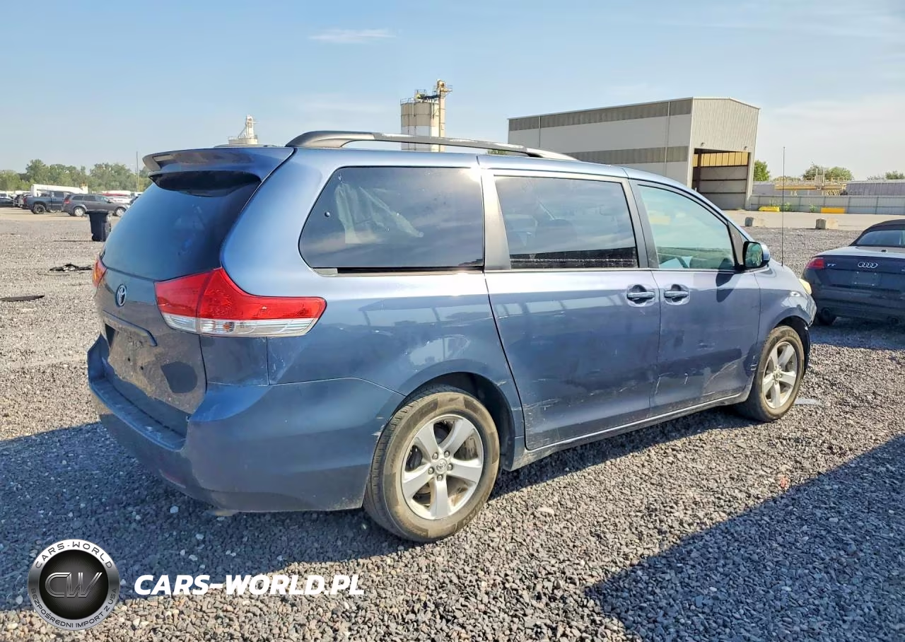2013 Toyota Sienna Le VIN:5TDKK3DC1DS331682 - 3