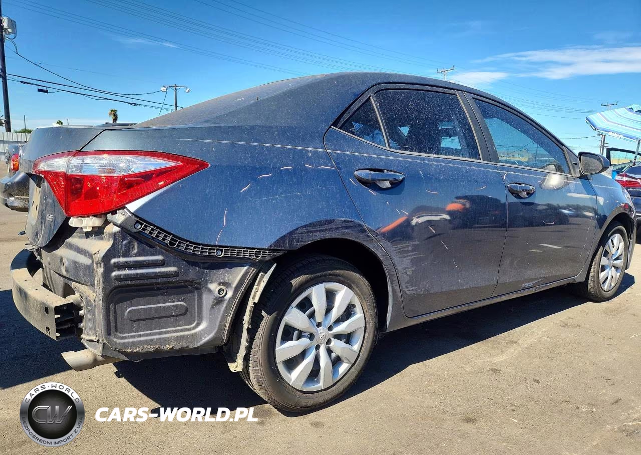 2015 Toyota Corolla Le VIN:5YFBURHE2FP320310 - 3