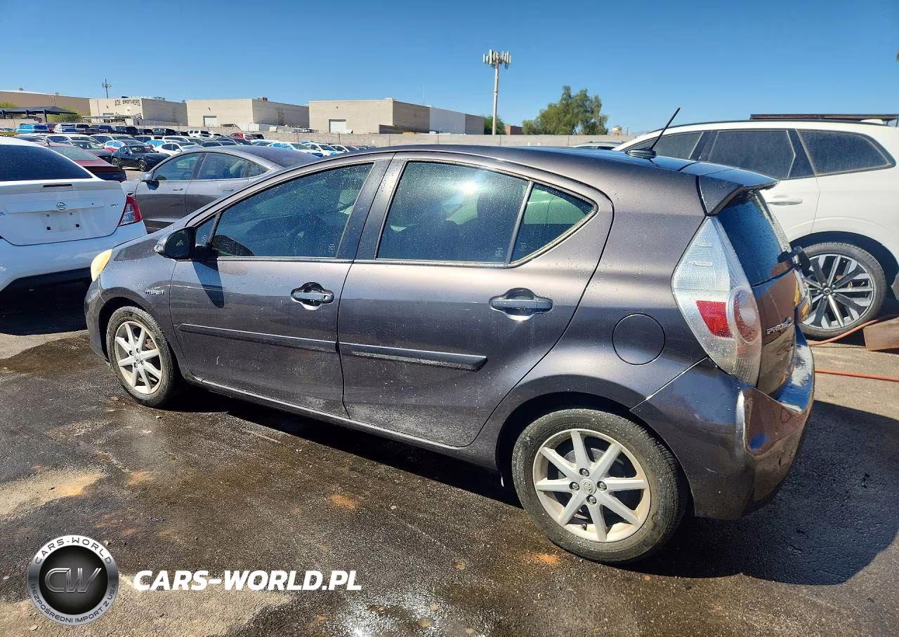 2013 Toyota Prius C Three VIN:JTDKDTB3XD1540414 - 2