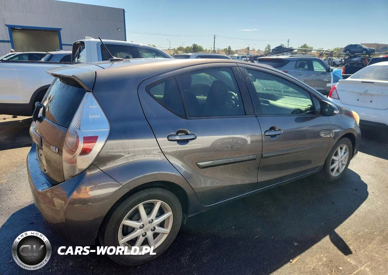 2013 Toyota Prius C Three VIN:JTDKDTB3XD1540414 - 3
