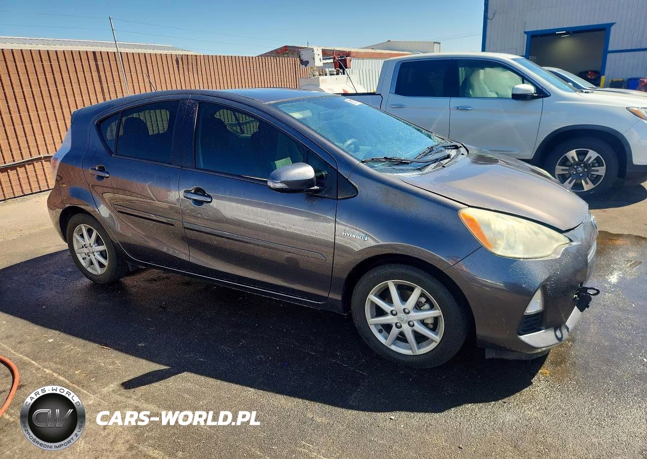 2013 Toyota Prius C Three VIN:JTDKDTB3XD1540414 - 4
