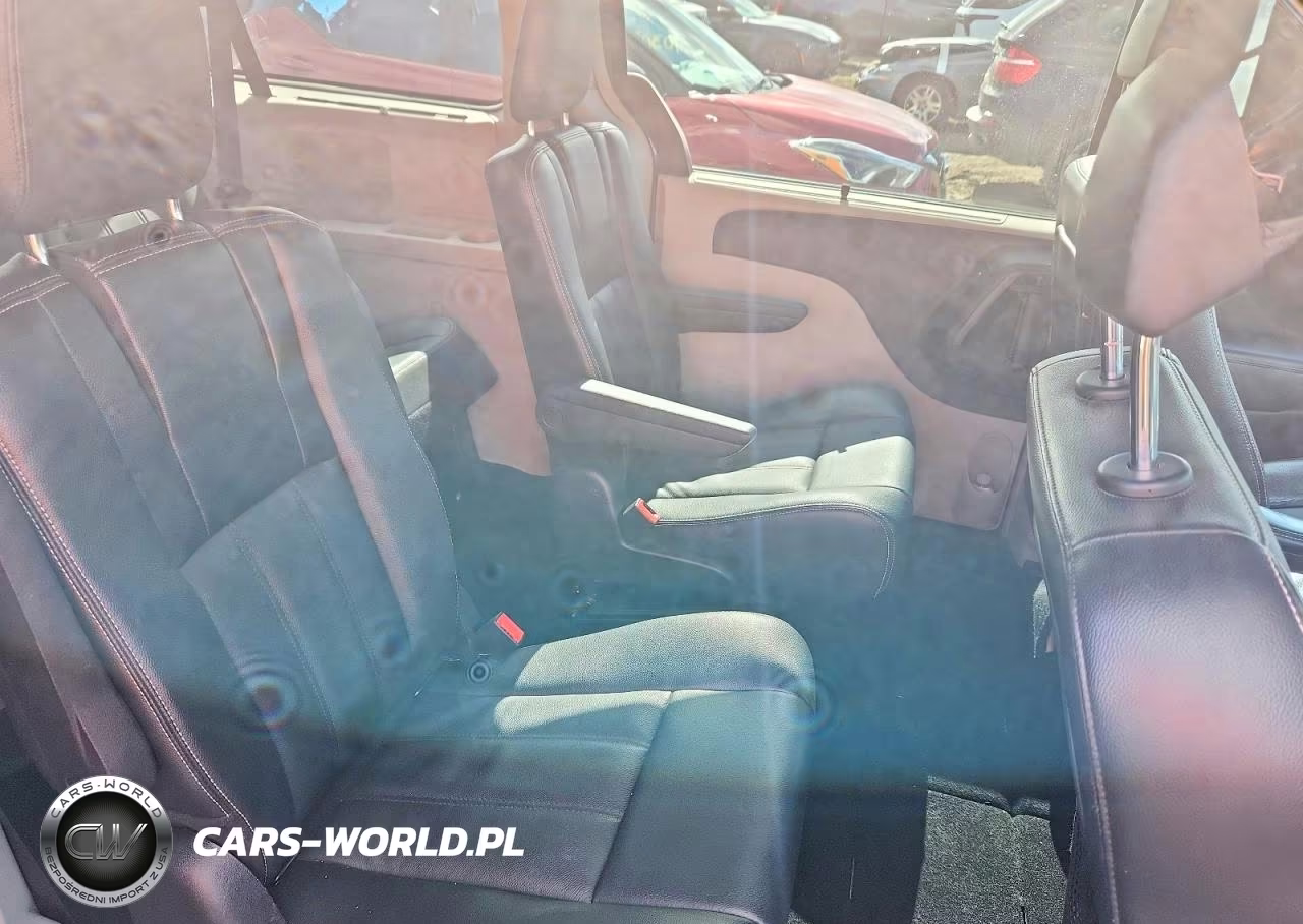 2015 Chrysler Town & Country Touring VIN:2C4RC1BG4FR513958 - 11