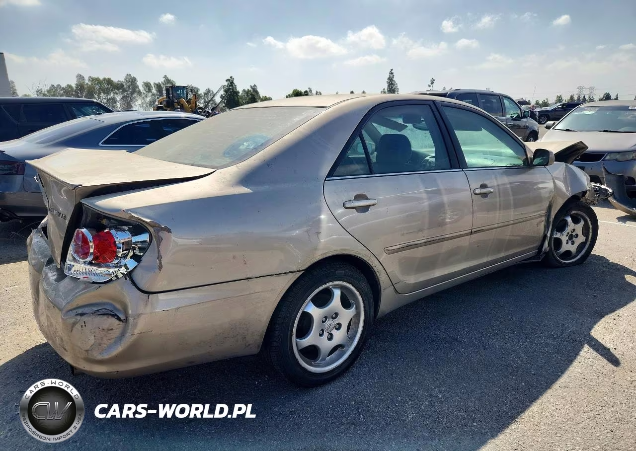2005 Toyota Camry Le VIN:4T1BE32K15U526921 - 3