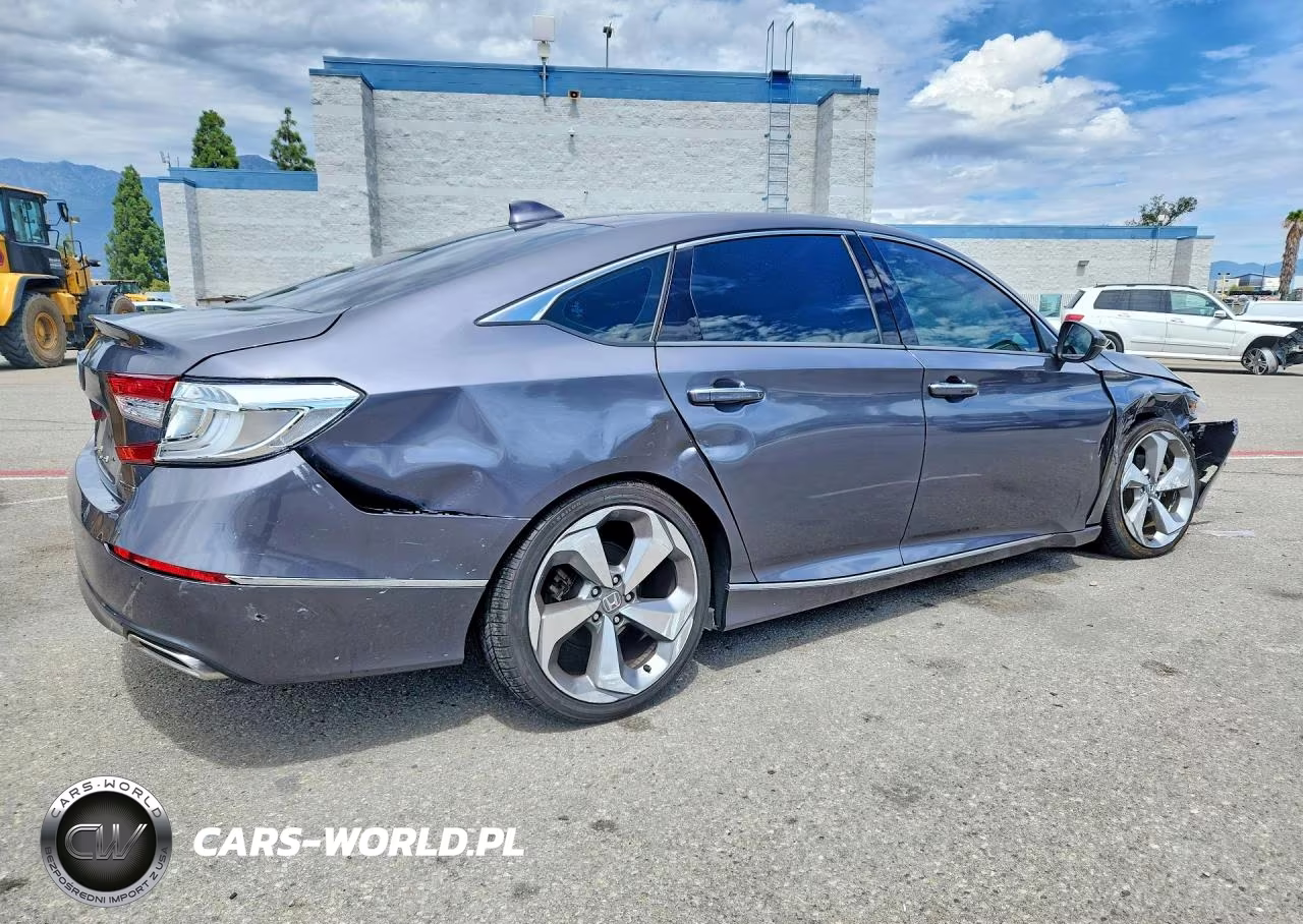 2018 Honda Accord Touring VIN:1HGCV1F93JA105784 - 3