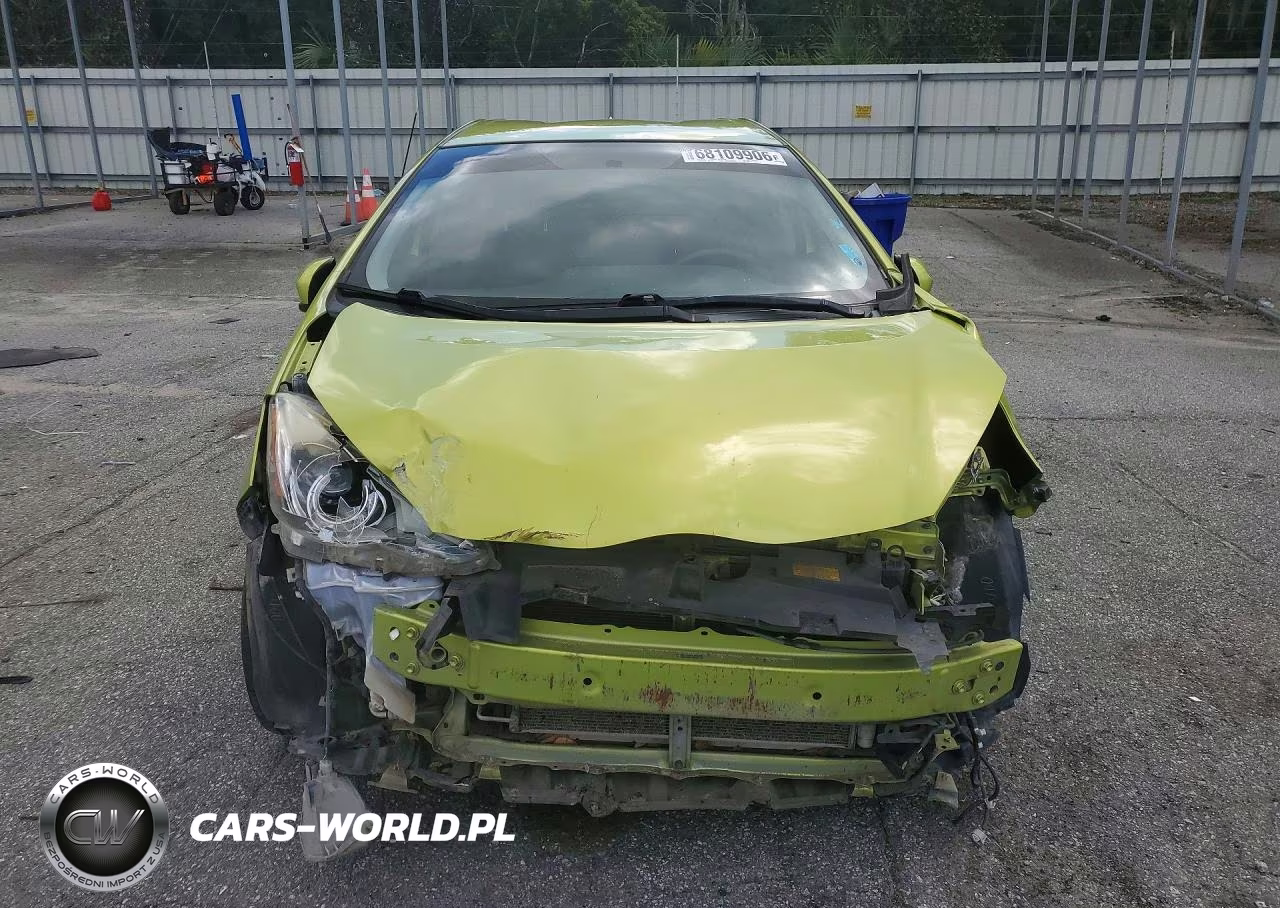 2015 Toyota Prius C Two VIN:JTDKDTB39F1091732 - 5