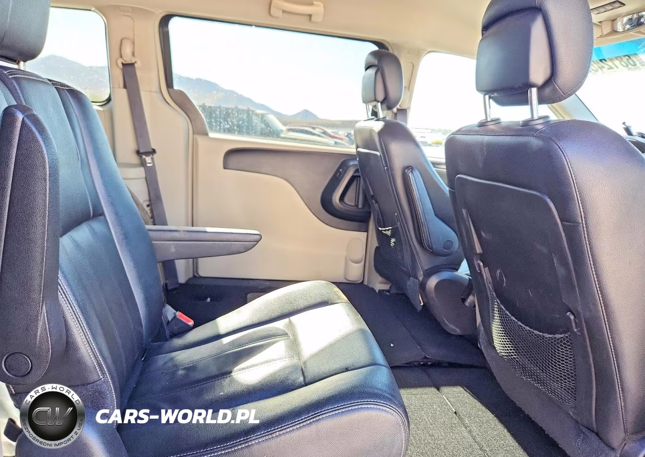 2016 Chrysler Town & Country Touring VIN:2C4RC1BG6GR301418 - 11