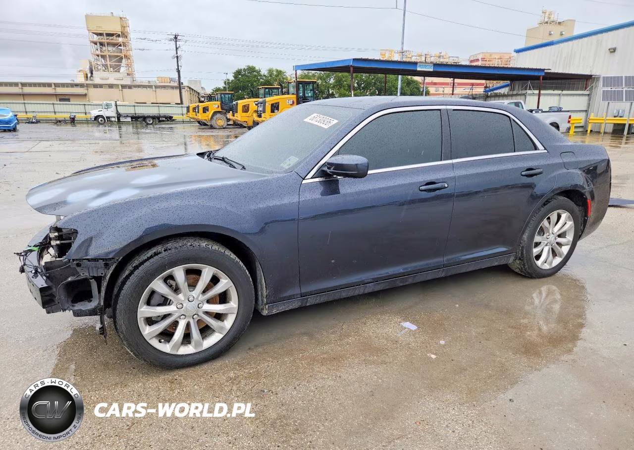 2018 Chrysler 300 Touring VIN:2C3CCARG6JH231643 - 1
