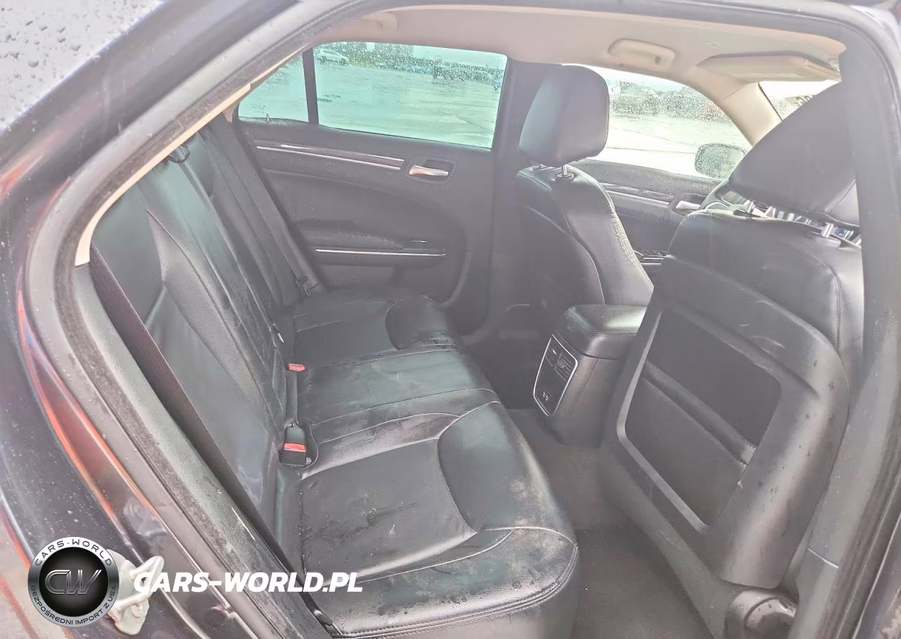 2018 Chrysler 300 Touring VIN:2C3CCARG6JH231643 - 10