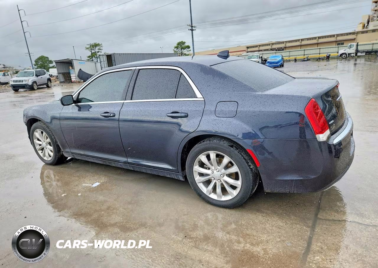 2018 Chrysler 300 Touring VIN:2C3CCARG6JH231643 - 2